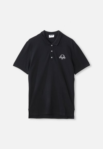 Svart pikéshirt laget av bomull, med en tre-knapps placket, korte ermer og en dekorativ brodert logo på brystet.