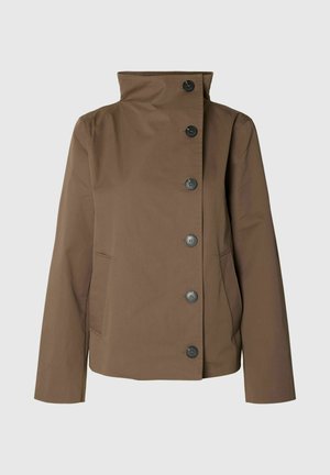 Barna dzseki magas gallérral és hat fekete gombbal, amelyek egy oldalon függőlegesen helyezkednek el, hosszú ujjakkal és oldalzsebekkel.