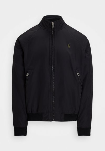 Μαύρο μπόμπερ μπουφάν κατασκευασμένο από ελαφρύ ύφασμα, με φερμουάρ, ριγέ μανσέτες και διακριτική λεπτομέρεια λογότυπου στο στήθος.