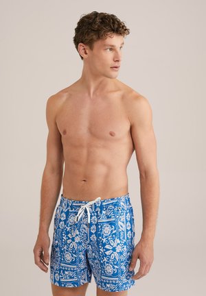 Blaue Schwimmshorts mit einem weißen floralen und geometrischen Muster, ausgestattet mit einem elastischen Bund und einer vorderen Kordel zur Anpassung.
