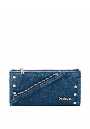 Cartera de denim azul con cremallera plateada, tachuelas metálicas en los lados y logo de Desigual en la esquina inferior derecha.