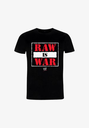 Camiseta negra de algodón con un diseño gráfico audaz. El texto "RAW IS WAR" está impreso en rojo y blanco con una textura desgastada.