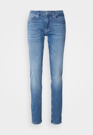 Hellblaue Denimjeans mit slim fit, leichten Verfärbungen und einem ausgefransten Detail am rechten Knie. Mit Vorder- und Hintertaschen.