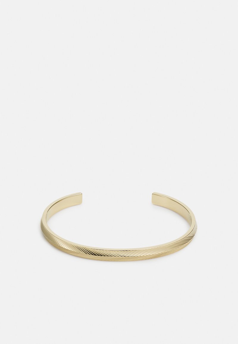 Gouden armband met een glad, gepolijst oppervlak. Heeft een gedraaid textuurpatroon en open uiteinden. Minimalistisch ontwerp.