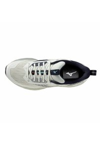 Hellgrauer Sportschuh mit Mesh-Obermaterial, marineblauen Akzenten und strukturiertem Sohlenprofil. Verfügt über traditionelle Schnürung und eine Zuglasche an der Ferse.