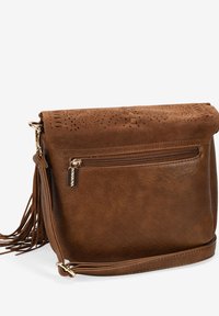 Bolso cruzado de cuero marrón con solapa de gamuza, detalles en relieve, bolsillo con cremallera y acentos de borlas; cuenta con correa ajustable.
