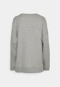 Světle šedá dlouhá mikina s kulatým výstřihem, žebrovanými manžetami a lemem, zobrazená zezadu na jednoduchém bílém pozadí.