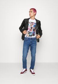 Brave Soul T-shirt estampada - optic white/multicolour