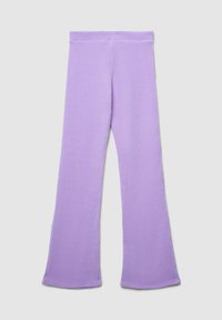 Pantaloni a zampa d'elefante viola a coste con una texture liscia e elasticizzata, caratterizzati da una vita alta e cuciture laterali per un silhouette aderente.