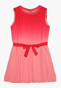 Hihaton mekko, jossa on liukuvärjäys punaisesta vaaleanpunaiseen, laskostettu pinta ja punainen solmittava vyö. Pyöreä pääntie, jossa takana aukko.