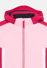 Jaqueta com capuz rosa e vermelha, com fecho frontal e riscas brancas laterais, apresentando um interior forrado em fleece e o logo CMP no peito.