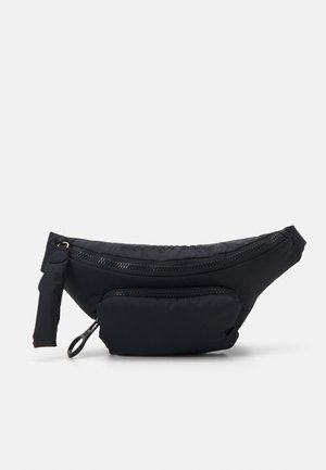 Sort nylon bæltetaske med to lynlåslommer og justerbar rem, designet til håndfri transport af personlige ejendele.