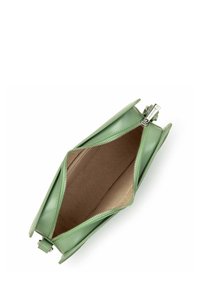 Borsa in pelle verde con finitura texturizzata e lati angolati. Presenta una chiusura con zip silver e una fodera interna beige.