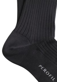 Calzini neri a coste con una texture liscia e punta rinforzata, etichettati "PEROFIL". Il design enfatizza le linee verticali e una vestibilità aderente.
