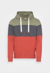 Sudadera con capucha que tiene secciones en verde, azul marino y óxido. Hecha de una tela suave con un bolsillo frontal y cordones blancos. Superficies texturizadas visibles.