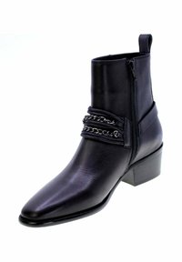 Stivale alla caviglia in pelle nera con punta affilata, tacco a blocco, zip laterale e decorazioni a catena intorno alla caviglia.