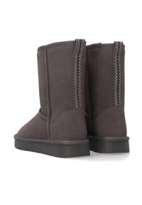 Grå ruskind ankelstøvler med flad sål, med dekorative syninger langs bagsømmen og en glat tekstur.