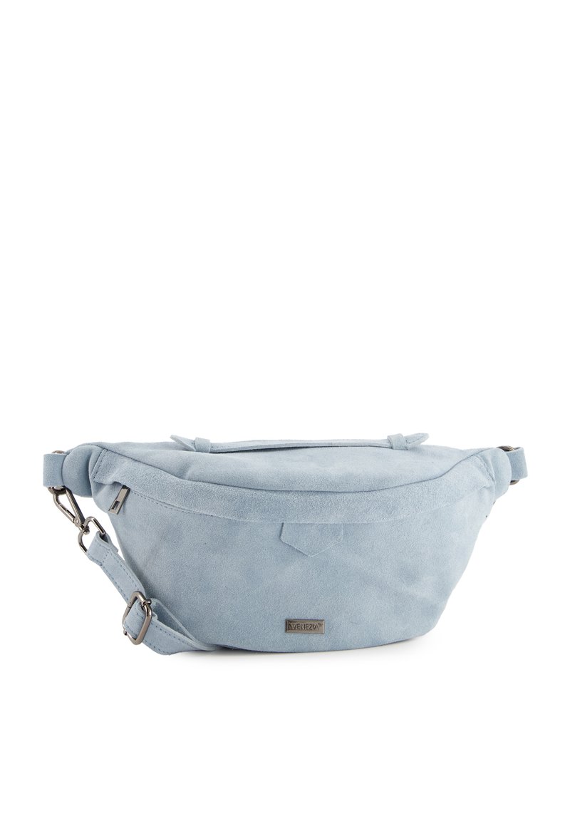 Lichtblauwe suede heupriem met een gebogen vorm, een ritssluiting aan de bovenkant, een verstelbare band en een subtiele logo-accent op de voorkant.