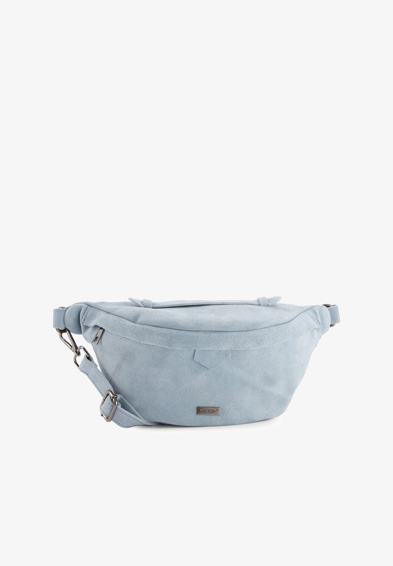 Lyseblå suede bæltesæk med en buet form, en lynlåslukning øverst, justerbar rem og et diskret logo på forsiden.