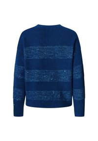 Suéter azul de punto con rayas horizontales brillantes. Presenta un cuello redondo y puños acanalados. Textura suave con un ajuste relajado.