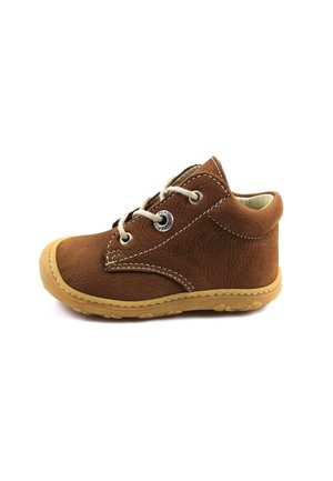 Brauner Lederstiefel mit strukturiertem Finish, runder Spitze und beigem Gummisohle. Mit weißen Nähten und beigen Schnürsenkeln.