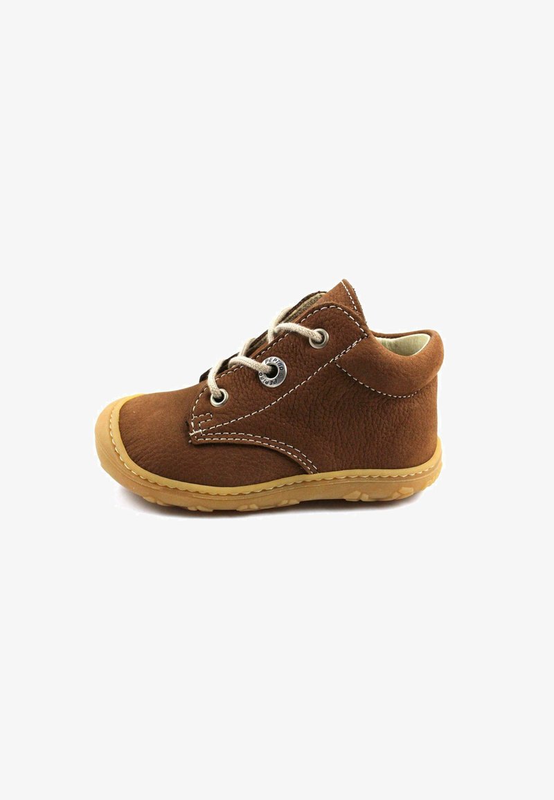 Brauner Lederstiefel mit strukturiertem Finish, runder Spitze und beigem Gummisohle. Mit weißen Nähten und beigen Schnürsenkeln.