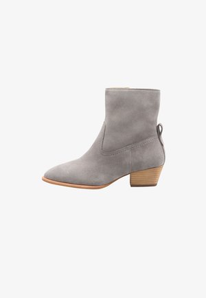 Grauer Wildleder-Stiefelette mit niedrigem, geschichtetem Holzabsatz und seitlichem Zuglasche, ausgestattet mit glatt gerundeter Spitze und minimalen Steppnähten.