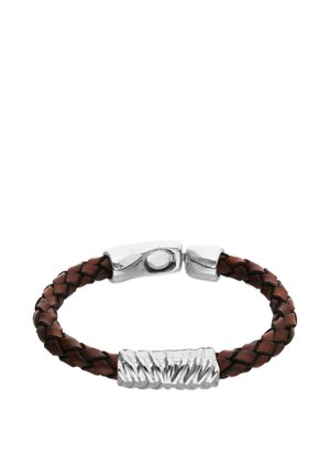 Pulsera trenzada de cuero marrón con un centro rectangular de plata texturizada y un cierre de plata pulida.