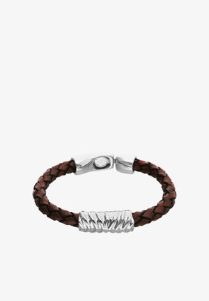 Pulsera trenzada de cuero marrón con un centro rectangular de plata texturizada y un cierre de plata pulida.