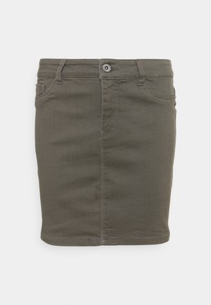 Olivengrøn denim mininederdel med forreste knapper, bæltestropper, to forlommer og synlige syninger på en ensartet hvid baggrund.