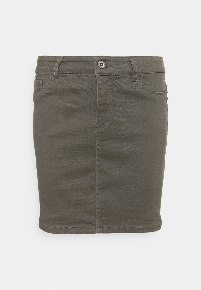 Mini-jupe en denim vert olive avec bouton à l’avant, passants pour ceinture, deux poches avant et coutures visibles sur fond blanc uni.