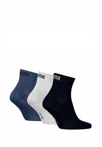 Drei Paar Knöchelsocken: dunkelblau, hellgrau und marineblau. Jede hat gerippte Bündchen und ein Logo nahe der Spitze. Hergestellt aus einem glatten Textil.