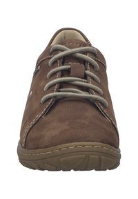 Chaussure en daim marron avec un design à lacets, coutures beige et semelle en caoutchouc. Forme arrondie, tige texturée et œillets renforcés pour les lacets.