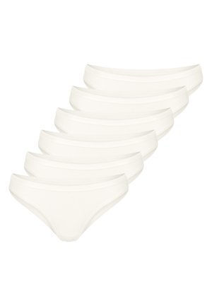 Sześć par prostych białych damskich majtek w kroju bikini, ułożonych ukośnie na białym tle.