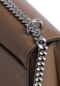 Borsa a tracolla in pelle marrone con catena argentata, superficie liscia e design strutturato con un bordo arrotondato all'apertura.