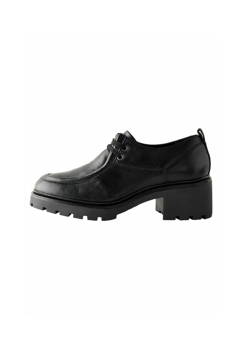 Schwarze Lederschuhe mit runder Zehenpartie, strukturiertem Obermaterial, doppelter Schnürung und dicker, klobiger Sohle. Mit einem moderaten Blockabsatz.