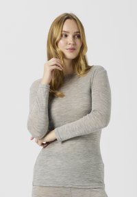 Hellgraues Langarmshirt aus weichem, strukturiertem Stoff. Es verfügt über einen runden Ausschnitt und eng anliegende Ärmel, die eine glatte Silhouette betonen.