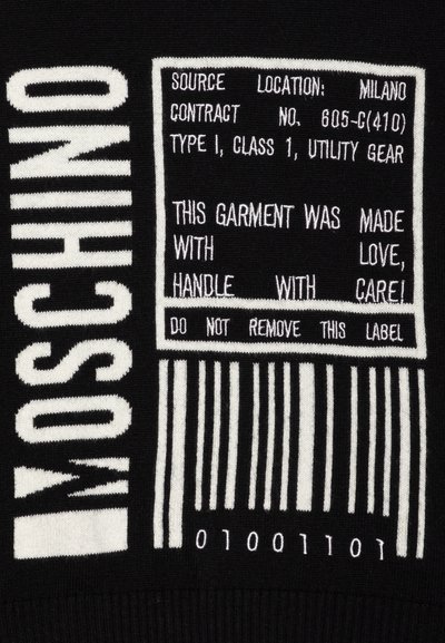 Juodas etiketė su balta tekstu ir brūkšniniu kodu; apima prekės ženklą "Moschino", priežiūros instrukcijas ir kilmės detales struktūrizuotu formatu.