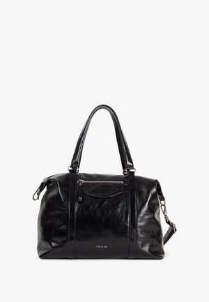 Zwarte leren duffeltas met dubbele handvatten, ritssluiting aan de voorzak en afneembare schouderriem. Gladde textuur en minimaal merkdetail.