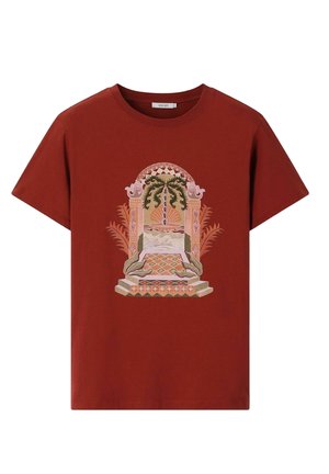 T-shirt manches courtes couleur rouille avec un graphisme détaillé d'une arche ornée, de plantes et d'escaliers dans des tons pastel chauds sur le devant.