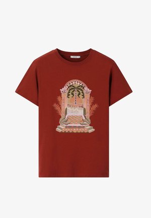 T-shirt manches courtes couleur rouille avec un graphisme détaillé d'une arche ornée, de plantes et d'escaliers dans des tons pastel chauds sur le devant.