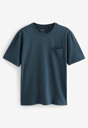 Mørkeblå t-shirt med korte ærmer, regular fit, lavet af blødt stof, har en brystlomme, rund halsudskæring og ensfarvet tekstur.