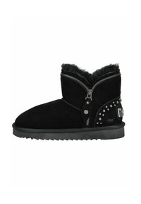 Čierne semišové ankle boots so zipsom, umelou kožušinou vo vnútri, dekoračnými cvokmi a textúrovanou gumovou podrážkou. Obsahuje bočný zips.