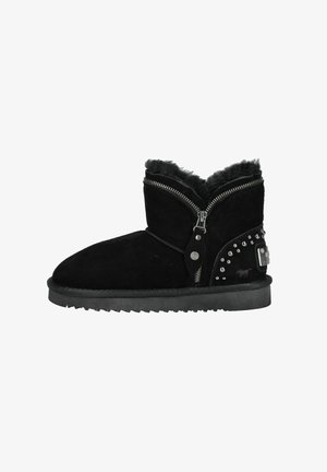 Bottines en suède noir avec fermeture éclair, doublure en fausse fourrure, clous décoratifs et semelle en caoutchouc texturé. Possède une fermeture éclair sur le côté.