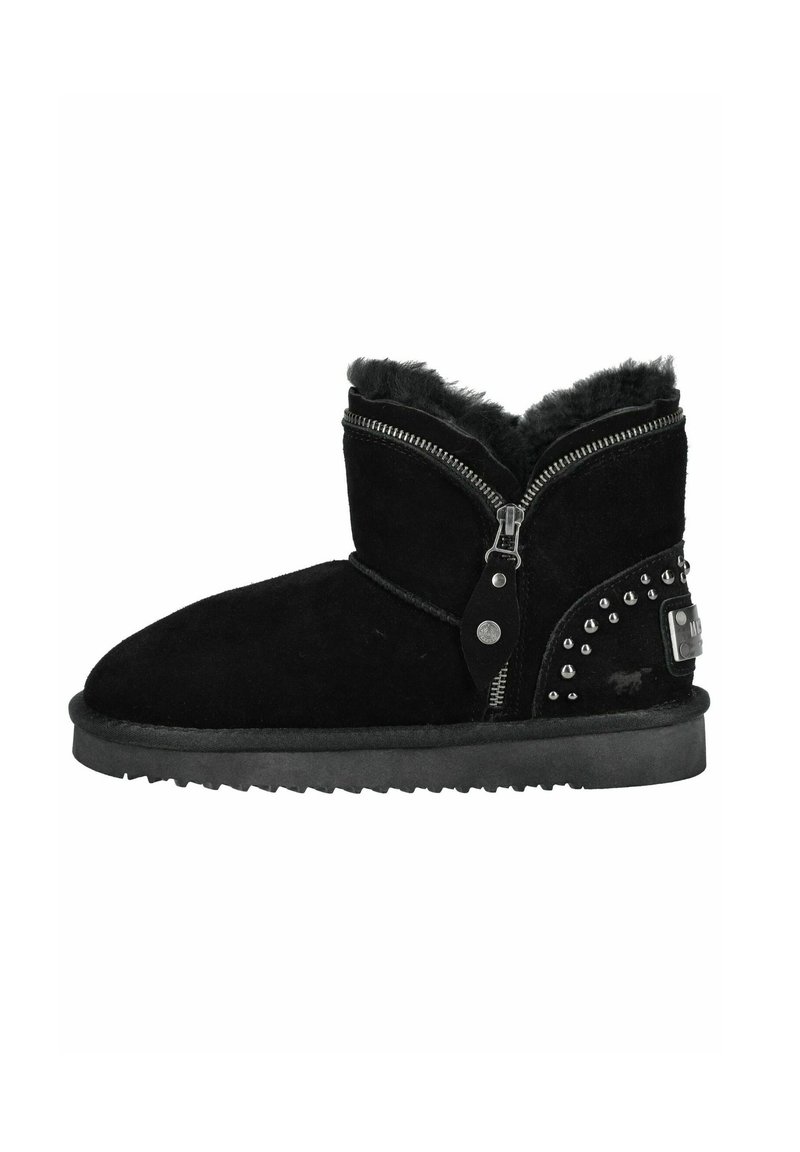 Čierne semišové ankle boots so zipsom, umelou kožušinou vo vnútri, dekoračnými cvokmi a textúrovanou gumovou podrážkou. Obsahuje bočný zips.