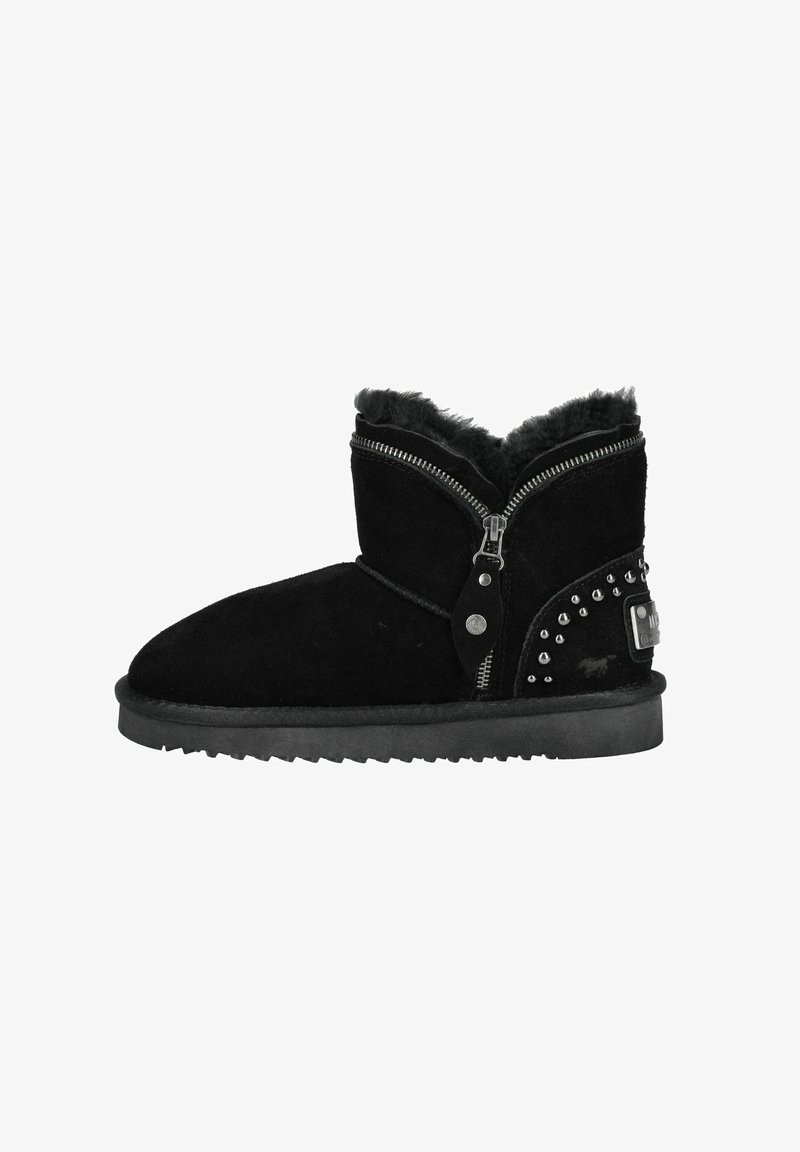 Melnas zamšādas potīšu zābaki ar rāvējoņu aizdari, mākslīgas kažokādas odere, dekoratīvi kniedes un strukturēta gumijas zole. Iezīmē sānu rāvējslēdzēju.