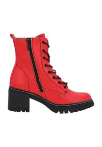 Stivali ankle in pelle rossa con finitura testurizzata, dotati di lacci anteriori, zip laterali e un tacco robusto nero con suola zigrinata.