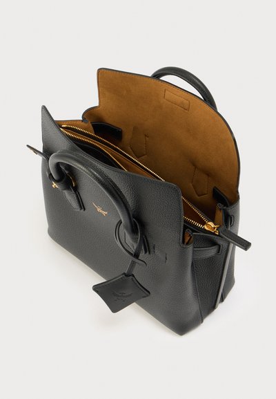 Sac à main en cuir noir texturé avec une fermeture éclair dorée et une doublure en suède beige. Dispose de deux poignées et d'une étiquette amovible. Design à ouverture supérieure.