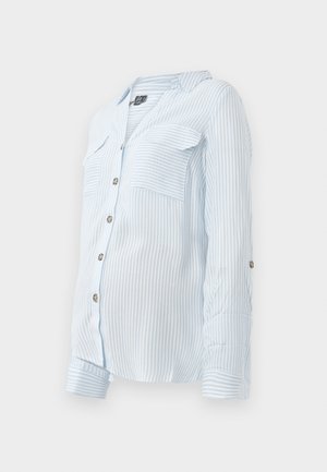 Ljust blårandig skjorta med knapp-up, lång ärm, två bröstfickor och uppkavlade ärmar som säkras med knappar. Mjukt, lätt tyg.