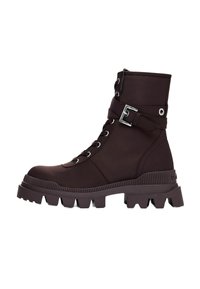 Smešene smeđe čizme do članka s teksturiranim završetkom, vezanjem sprijeda, bočnom kopčom i čvrstim, debelim đonom.